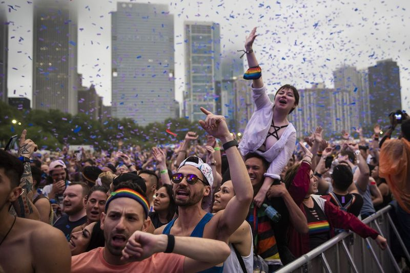 Pengunjung festival menari mengikut persembahan Betty Who pada malam Sabtu di Pride in the Park di Grant Park.