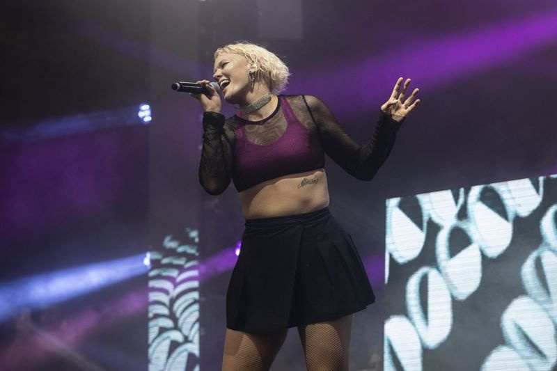 Betty Who membuat persembahan malam Sabtu di Pride in the Park di Grant Park.