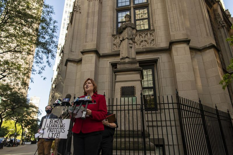 Il Rev. CJ Hawking con Arise Chicago, parla con i giornalisti fuori dagli uffici dell