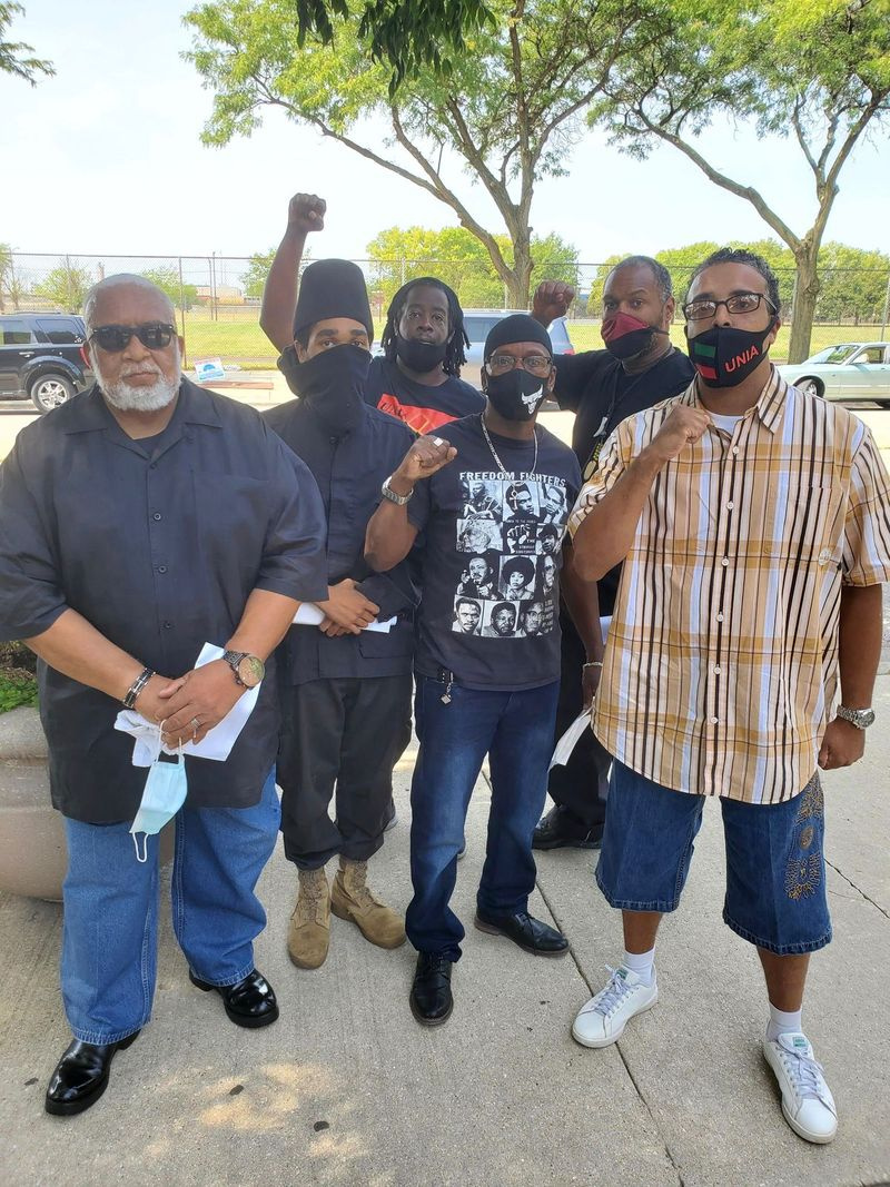 Eddie Read, przewodniczący Chicago Black United Communities (po lewej), z bezrobotnymi handlowcami na konferencji prasowej w dniu Święta Pracy, gdzie Read przedstawił raport zawierający przerażające statystyki dotyczące różnorodności w programach praktyk zawodowych prowadzonych przez związki zawodowe w Illinois. Reprezentant USA Danny Davis wezwał federalne i stanowe przesłuchania w sprawie danych, które podkreślają historyczną skargę dotyczącą wykluczania osób kolorowych przez te związki.