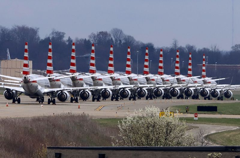 „American Airlines“ lėktuvai kovo 31 d. stovi uždarame riedėjimo take Pitsburgo tarptautiniame oro uoste.