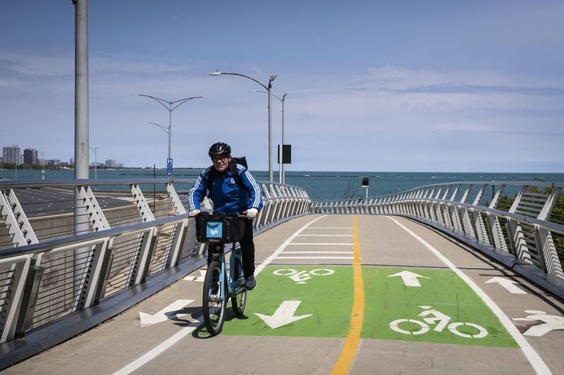 Pirmdienas rītā, 2020. gada 10. maijā, velosipēdists brauc pa Navy Pier Flyover pa tikko pabeigto ceļa daļu, kas ved uz Lake Shore Drive tiltu pāri Čikāgas upes grīvai.