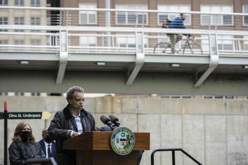 Mērs Lori Lightfoot runā jaunas konferences laikā, lai oficiāli atklātu pēdējo Navy Pier Flyover projekta posmu netālu no Lake Shore Drive tilta pāri Čikāgas upes grīvai pirmdienas rītā, 2020. gada 10. maijā.
