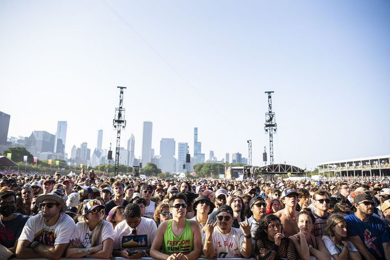 Modest Mouse fani klausās grupu Lollapalooza 4. dienā.