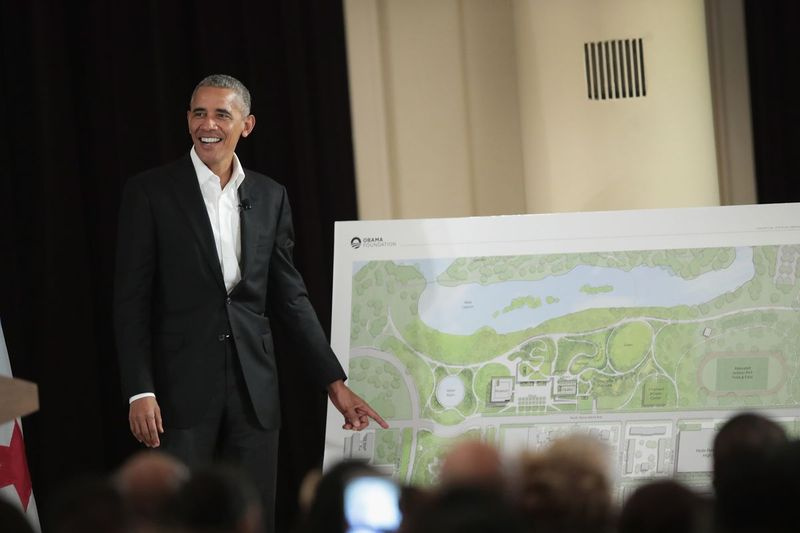 Bekas Presiden Barack Obama di sebelah lukisan rancangan untuk pusat presidennya di Jackson Park.