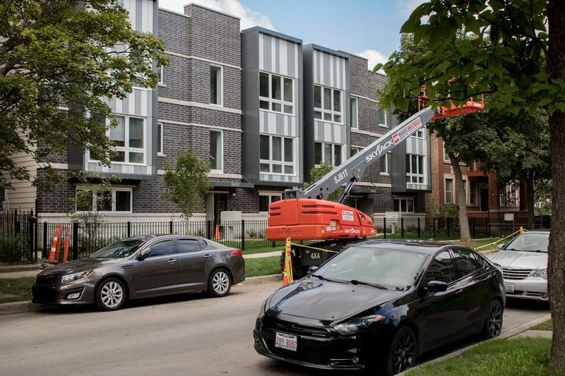 Eine Reihe von Gebäuden in Woodlawn, die auf einem Grundstück gebaut wurden, das im Rahmen des Großgrundstücksprogramms der Stadt erworben wurde. | Manny Ramos / Sun-Times.