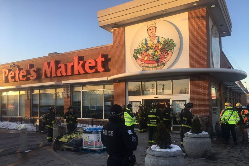 Pircēji un darbinieki tika evakuēti no Pete’s Fresh Market, 5724 S. Kedzie Ave., pēc dzesēšanas sistēmas noplūdes 2021. gada 9. februārī.