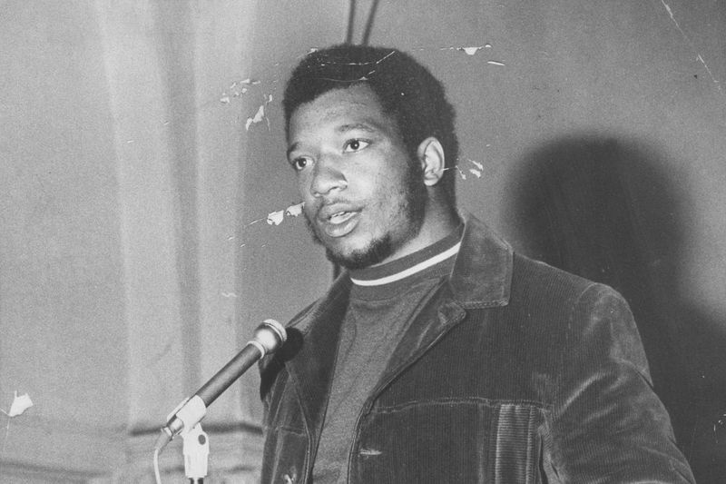 Fred Hampton von der Illinois Black Panther Party spricht bei einer Kundgebung in der St. Bartholomew