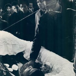 Trauernde passieren die Leiche des getöteten Black Panther-Anführers Fred Hampton im Rayner & Sons Funeral Home, 3654 W. Roosevelt.