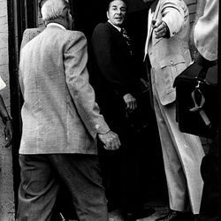 Der Richter des Strafgerichtshofs Philip Romiti blickt zurück, bevor er die Wohnung 2337 W. Monroe betritt, in der Fred Hampton und Mark Clark am 4. Dezember 1969 erschossen wurden.