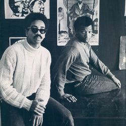 Bobby Rush (links) und Fred Hampton posieren im Hauptquartier der Illinois Black Panther Party im 2350 W. Madison. Rush ist stellvertretender Verteidigungsminister der Partei und Hampton stellvertretender Vorsitzender.