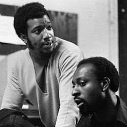 Fred Hampton und R. Chaka Walls, stellvertretender Informationsminister der Black Panther Party, Ill, besprechen das Schicksal von Bobby Seale im November 1969.