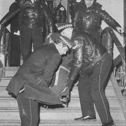 Die Polizei trägt die Leiche des ermordeten Black Panther Anführers Fred Hampton von 2337 W. Monroe.