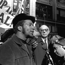 Bei einer Kundgebung vor dem US-Gerichtsgebäude am 29. Oktober 1969 hört Dr. Benjamin Spock, Hintergrund, Fred Hampton, Vorsitzender der Illinois Black Panther Party, bei einem Protest gegen den Prozess gegen acht Personen, die der Verschwörung beschuldigt werden, während der Demokratischer Nationalkonvent 1968.
