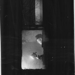 Ein Techniker des Kriminallabors sucht nach Hinweisen während eines erneuten Besuchs der Staatsanwaltschaft in der Wohnung in 2337 W. Monroe, in der Fred Hampton und Mark Clark am 4. Dezember 1969 ermordet wurden. Das Bild wurde durch ein Fenster von außerhalb des Gebäudes aufgenommen.