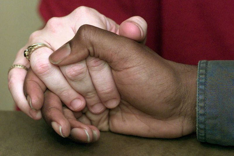 Una coppia che si tiene per mano.