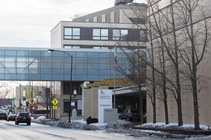 Community First Medical Center din cartierul Portage Park, fotografiat în februarie. Asistentele plănuiesc să facă grevă pentru o zi luni.