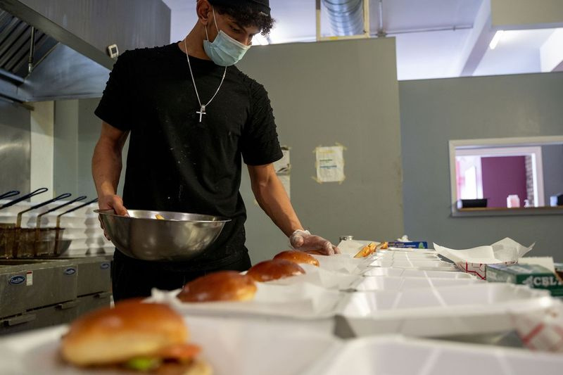 Ariel Burns, 21, zamestnanec Urban Grill Chicago, 1132 W. Wilson Ave., pripravuje catering, v stredu popoludní, 3. marca 2021. | Mengshin Lin/Sun-Times