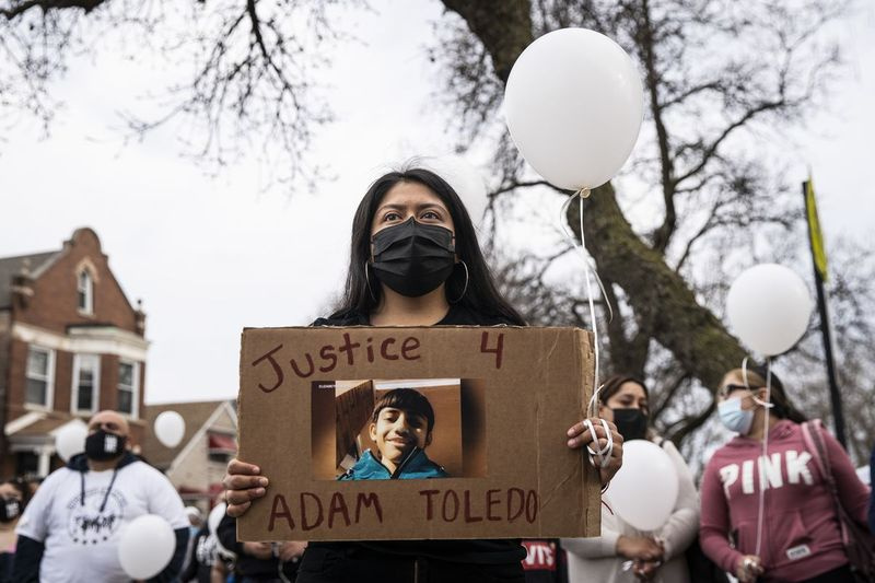 Ana Solano, de 26 años, de La Villita, se une a decenas el lunes por la tarde en una vigilia por Adam Toledo, de 13 años, cerca del lugar del tiroteo en West 24th Street y South Sawyer Avenue en La Villita.