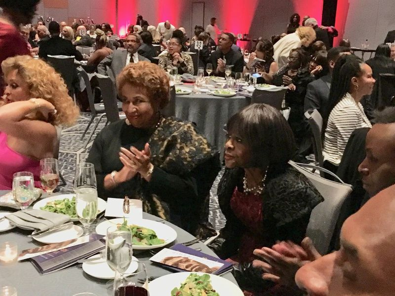 Em uma de suas últimas visitas a Chicago, a atriz vencedora de prêmios Emmy e Tony, Cicely Tyson, aqui sentada ao lado da ex-senadora dos Estados Unidos Carol Moseley Braun, foi a atração principal da Noite Anual das 100 Estrelas do Museu DuSable de História Afro-americana. Foi realizada em 12 de outubro de 2018 no Near South Side Marriott Marquis.