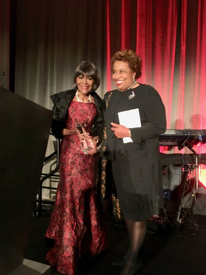 Quando a lendária atriz Cicely Tyson foi a atração principal da Noite Anual das 100 Estrelas do Museu DuSable de História Afro-Americana em Chicago em 12 de outubro de 2018, ela foi apresentada pela ex-senadora norte-americana Carol Moseley Braun.