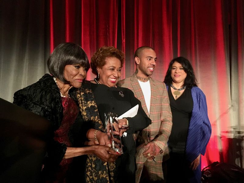 Cicely Tyson foi homenageada junto com o artista de Chicago Vic Mensa na noite de gala anual das 100 estrelas do DuSable Museum of African American History em 12 de outubro de 2018 no Marriott Marquis. (L-R Tyson, Braun, Mensa e Presidente / CEO da DuSable, Perri Irmer.
