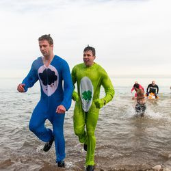 Die Leute springen am Samstag zum Polar Bear Plunge in den Michigansee. | Tyler LaRiviere/Sun-Times