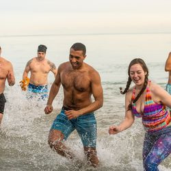 Die Leute springen am Samstag zum Polar Bear Plunge in den Michigansee. | Tyler LaRiviere/Sun-Times
