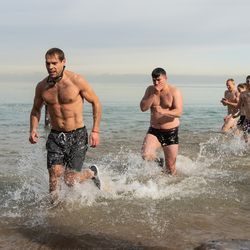 Die Leute springen am Samstag zum Polar Bear Plunge in den Michigansee. | Tyler LaRiviere/Sun-Times