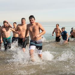 Die Leute springen am Samstag zum Polar Bear Plunge in den Michigansee. | Tyler LaRiviere/Sun-Times