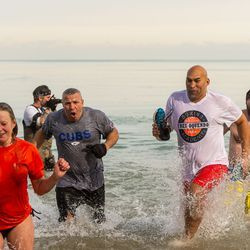 Die Boxer Luis Mateo (Mitte links) und Fres Oquendo (Mitte rechts) bestreiten am Samstag den Polar Bear Plunge. | Tyler LaRiviere/Sun-Times
