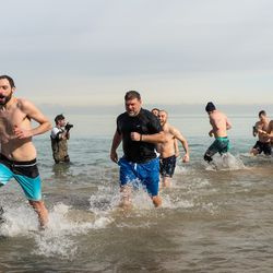 Die Leute springen am Samstag zum Polar Bear Plunge in den Michigansee. | Tyler LaRiviere/Sun-Times