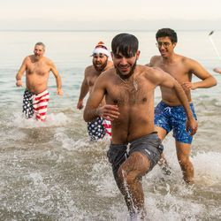 Die Leute springen am Samstag zum Polar Bear Plunge in den Michigansee. | Tyler LaRiviere/Sun-Times