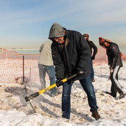 Freiwillige verwenden Spitzhacken, um den Teilnehmern von Polar Bear Plunge einen Weg zu bahnen. | Tyler LaRiviere/Sun-Times