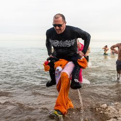 Die Leute springen am Samstag zum Polar Bear Plunge in den Michigansee. | Tyler LaRiviere/Sun-Times