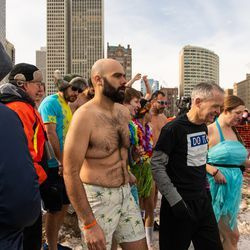 Die erste Welle der Teilnehmer macht sich am Samstag bereit, den Sprung zu wagen. | Tyler LaRiviere/Sun-Times