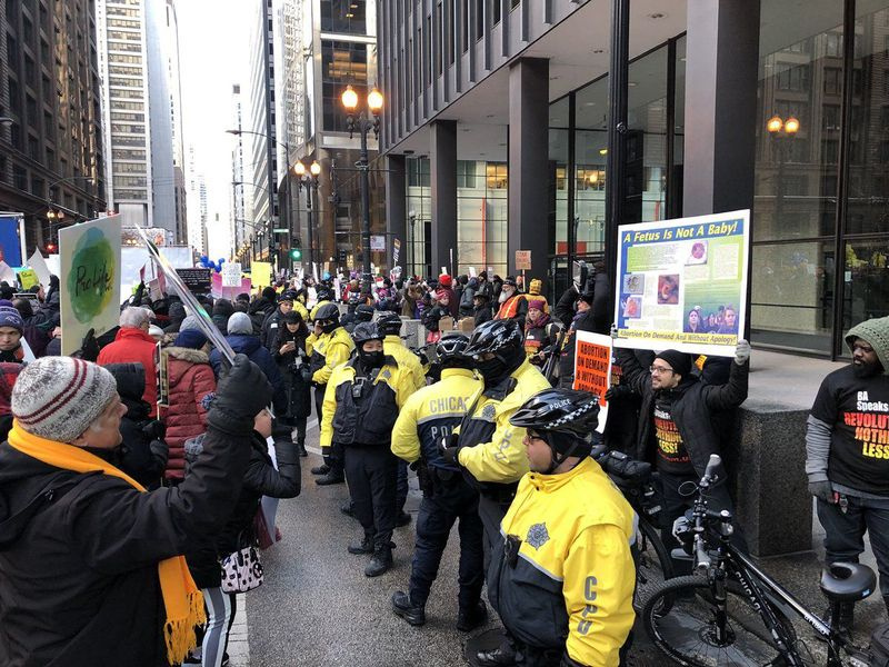 Mentre i 5K che si sono presentati domenica, 13 gennaio 19, per la Marcia per la Vita lasciano Federal Plaza, la polizia costruisce una barriera tra loro e circa 200 contro-manifestanti dall