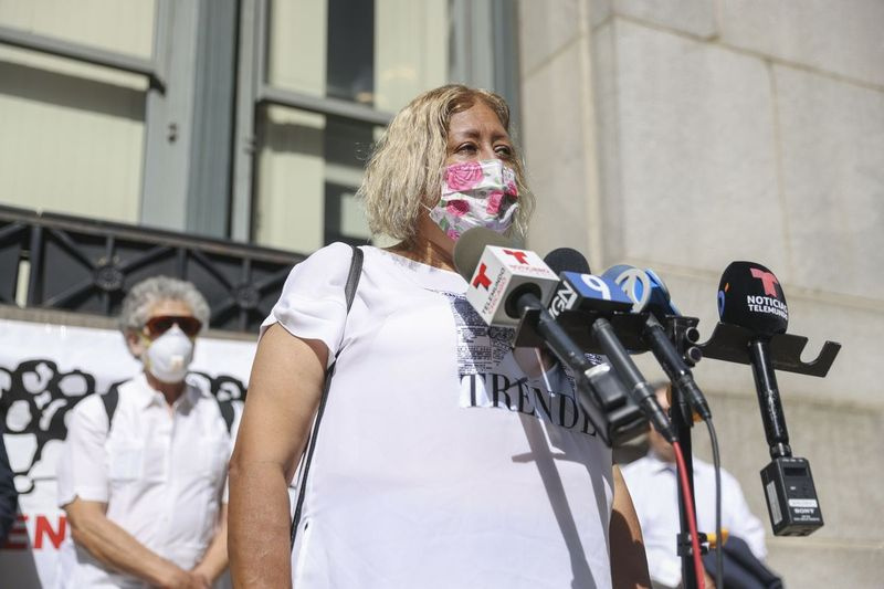 Huiseigenaar Elia M. Higareda vertelt over de hoge waardestijging van onroerend goed het afgelopen jaar tijdens een persconferentie buiten het Cook County Building op 118 N. Clark St. in the Loop door inwoners van Little Village en Pilsen om de opkomst van huiseigenaar aan te pakken en belastingen voor kleine bedrijven als gevolg van verhogingen van de woningtaxatie, maandag 23 augustus 2021.