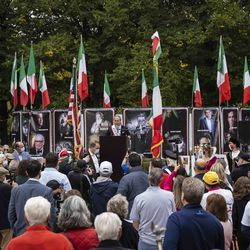 Des centaines de personnes se rassemblent pour le Columbus Day : célébration du patrimoine italo-américain au parc Arrigo dans le quartier de Little Italy, le lundi matin 12 octobre 2020.