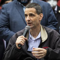 Ald. Nick Sposato (38e) prend la parole lors du Columbus Day: Célébration du patrimoine italo-américain au parc Arrigo dans le quartier de Little Italy, lundi matin, 12 octobre 2020.