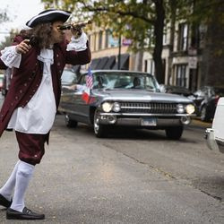 Un homme habillé en Christophe Colomb pose et applaudit pendant la caravane de voitures pour le Columbus Day : Célébration du patrimoine italo-américain au parc Arrigo dans le quartier de Little Italy, lundi matin, 12 octobre 2020.