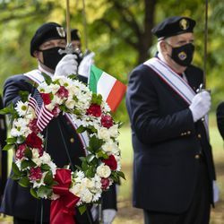 Des membres de la Légion américaine participent à une cérémonie de dépôt de couronnes lors du Columbus Day : célébration du patrimoine italo-américain au parc Arrigo dans le quartier de Little Italy, lundi matin, 12 octobre 2020.
