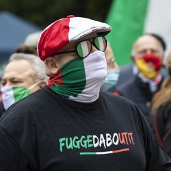 Des dizaines de personnes se rassemblent pour le Columbus Day : célébration du patrimoine italo-américain au parc Arrigo dans le quartier de Little Italy, le lundi matin 12 octobre 2020.