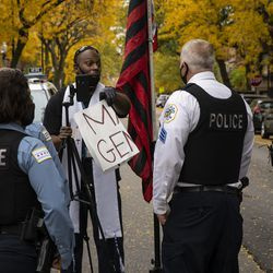 Le rabbin Michael Ben Yosef se fait arrêter par des policiers de Chicago alors qu