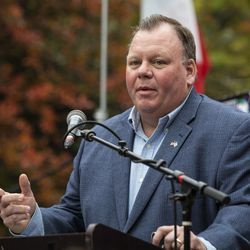 Ald. Patrick Thompson (11e) prend la parole lors du Columbus Day : célébration du patrimoine italo-américain au parc Arrigo dans le quartier de Little Italy, lundi matin, 12 octobre 2020.