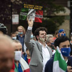 Des centaines de personnes se rassemblent pour le Columbus Day : célébration du patrimoine italo-américain au parc Arrigo dans le quartier de Little Italy, le lundi matin 12 octobre 2020.