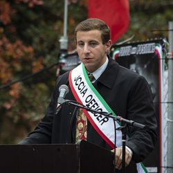 Pasquale Gianni, 25 ans, avocat du Comité civique conjoint des Italo-Américains et petit-fils de Dominic DiFrisco, prend la parole lors du Columbus Day: Italian American Heritage Celebration à Arrigo Park dans le quartier de Little Italy, lundi matin, 12 octobre 2020.