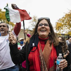 Beth Ann Iosco-Tarallo, 59 ans, de Melrose Park, agite un drapeau italien lors du Columbus Day : célébration du patrimoine italo-américain au parc Arrigo dans le quartier de Little Italy, lundi matin, 12 octobre 2020.