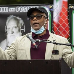 Ald. Walter Burnett (27e) prend la parole lors du Columbus Day: Célébration du patrimoine italo-américain au parc Arrigo dans le quartier de Little Italy, lundi matin, 12 octobre 2020.