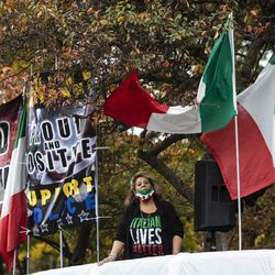Des centaines de personnes se rassemblent pour le Columbus Day : célébration du patrimoine italo-américain au parc Arrigo dans le quartier de Little Italy, le lundi matin 12 octobre 2020.